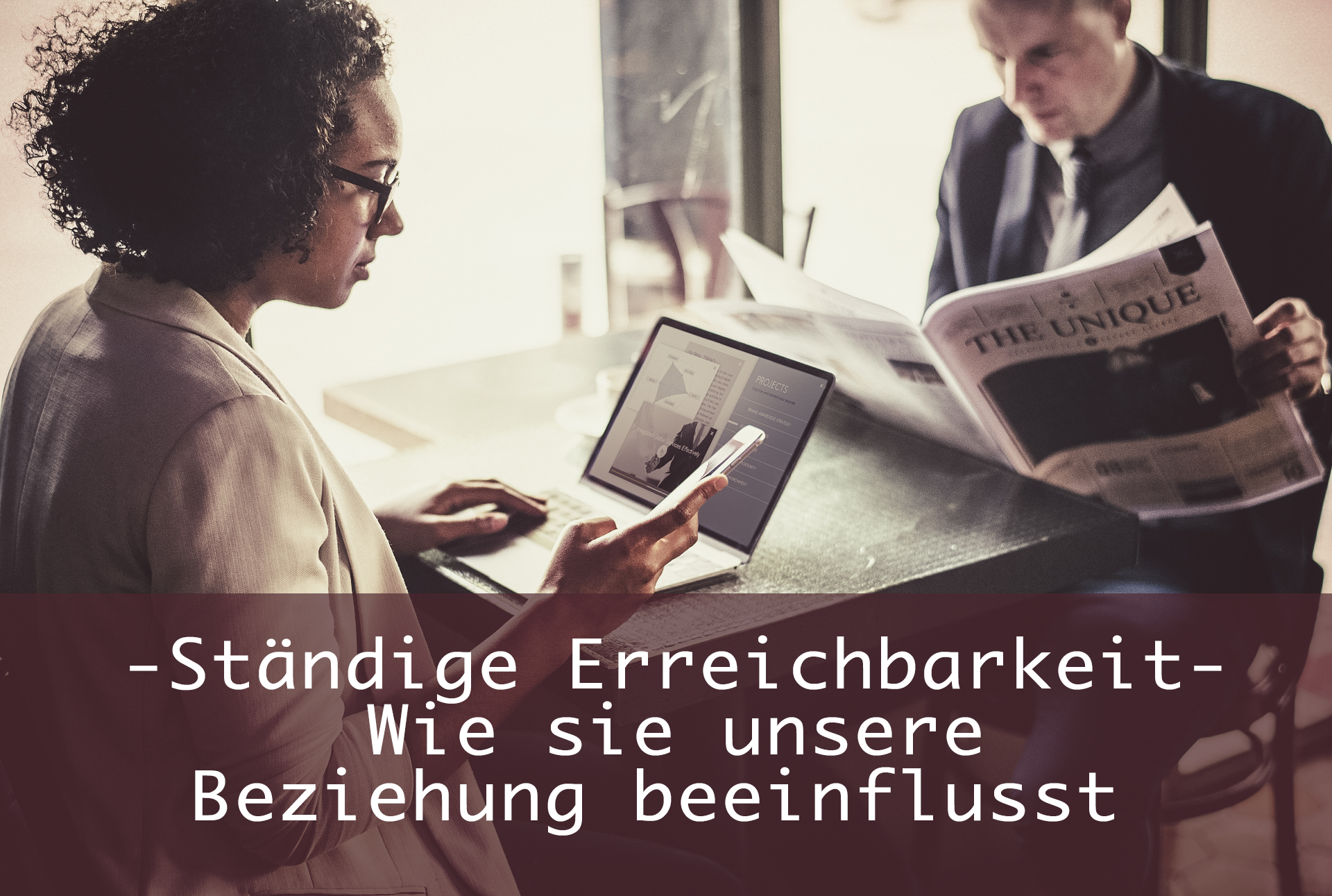 Ständige Erreichbarkeit und wie diese deine Beziehung beeinflusst Mann und Frau sitzen mit Laptop am Tisch - ständige Erreichbarkeit