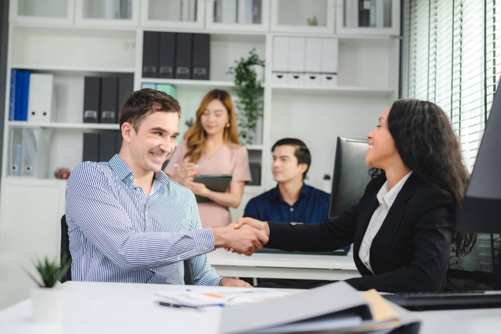 Geschäftsteam bei einem Brainstorming-Meeting in einem modernen Büro; symbolisch für die Stärkung von Kommunikation und Teamarbeit durch psychologisches Coaching von Kindheitstraumata.